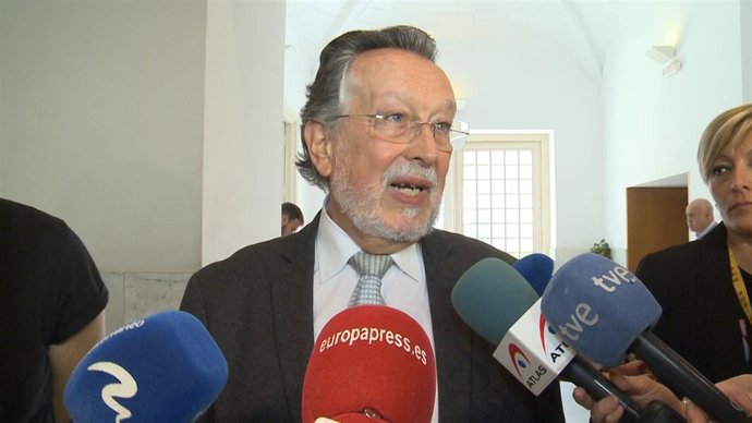 Alfonso Grau atiende a los medios