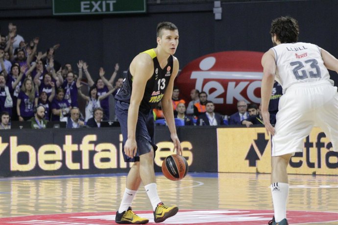 Bogdan Bogdanovic defendido por Sergio Llull en el partido de Euroliga