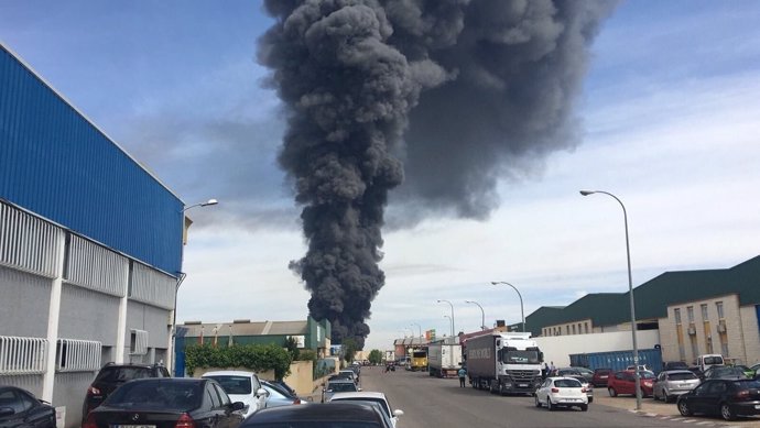 Imagen de la columna de humo generada en el incendio