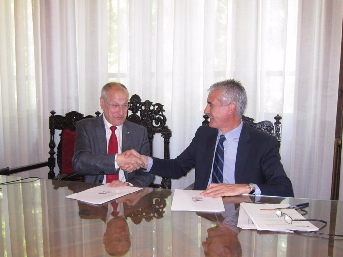 Barreña y Sánchez, tras firmar el acuerdo entre Cruz Roja e Ibercaja