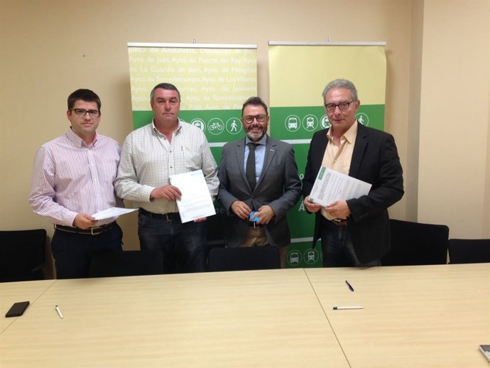 Firma de la prórroga el servicio escolar con Pegalajar.