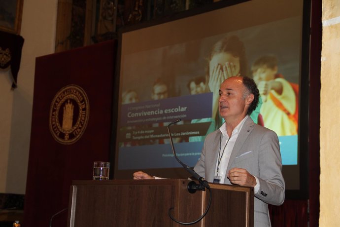 En la imagen aparece José Antonio Luengo, psicólogo, en su intervención