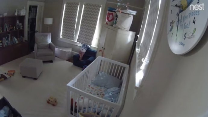 Emoción de un niño al ver un camión  de bomberos enfrente de su casa