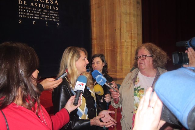 Patricia Urquiola, atendiendo a los medios                            