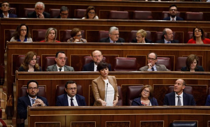 Isabel Rodríguez y diputados del PSOE