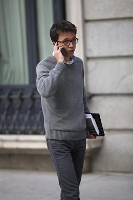 Errejón hablando por el móvil en el Congreso