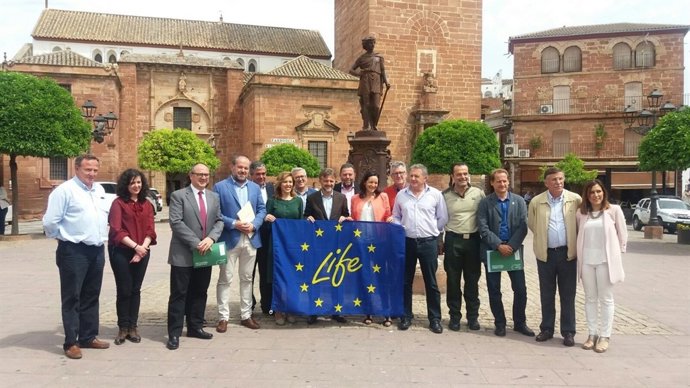 Fiscal (centro), con los firmantes del convenio en Montoro