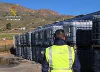 La Guardia Civil inmoviliza 2.000 kilos de carne caducada y 2.000 litros de vino con una DO falsa en la Región