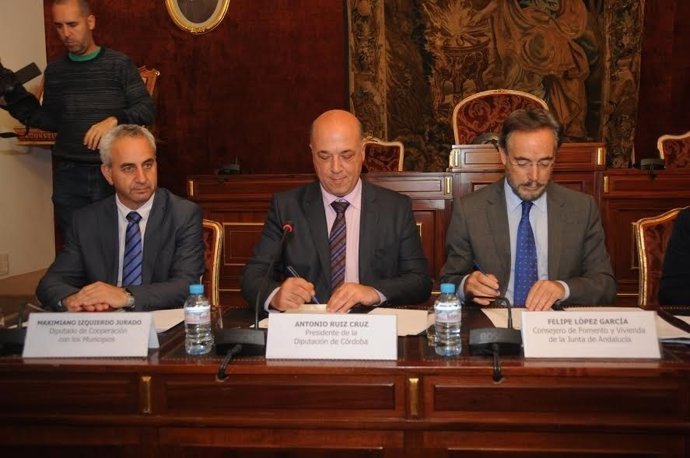 Antonio Ruiz (centro) y Felipe López (dcha.) firman el convenio de colaboración