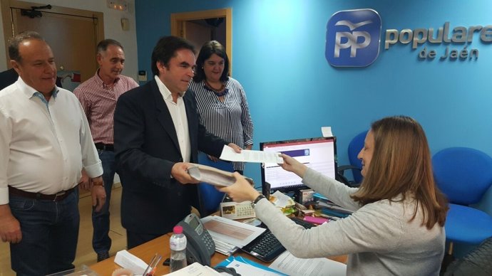 Miguel Moreno presenta los avales de su candidatura