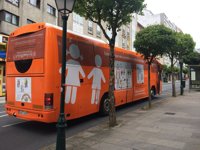 Hazte Oír pasea su autobús por Santiago para pedir a la Xunta "el fin del adoctrinamiento sexual en las aulas"