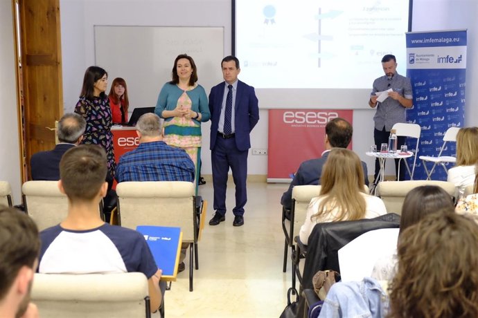 El Ayuntamiento De Málaga Informa: El Ayuntamiento Premia A 15 Jóvenes Con Un Pl