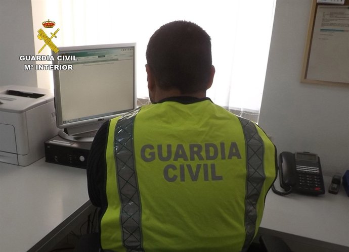 Un guardia civil instruyendo diligencias