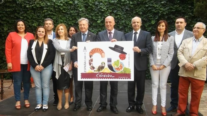 Ruiz (centro) y otras autoridades posan con la imagen del sello