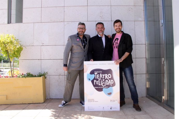 Miguel Ángel Cánovas, Francisco Viudes y Miguel Gálvez posan con el cartel