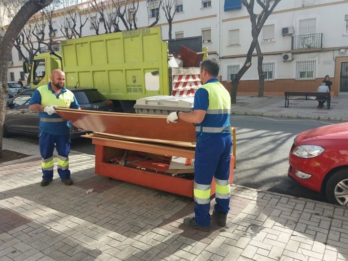 Enseres muebles limasa recogida camión limpieza Málaga capital operario