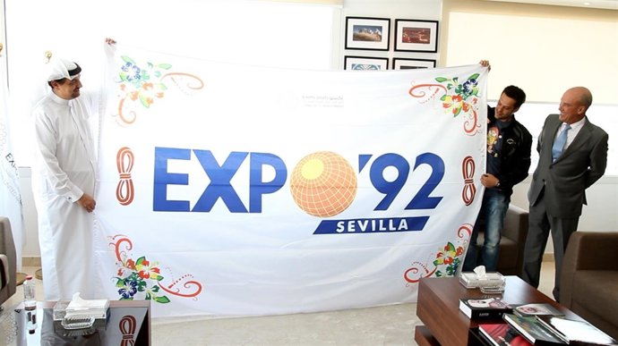 Un sevillano lleva la bandera de la Expo 92 a Dubai