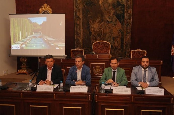 Sánchez (segundo por la izda.) durante la inauguración de las jornadas