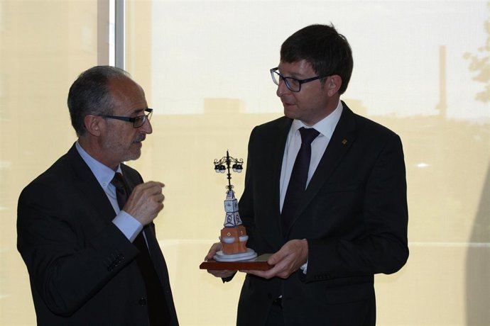 El alcalde de Mollet, Josep Monràs, con el conseller de Justicia, Carles Mundó