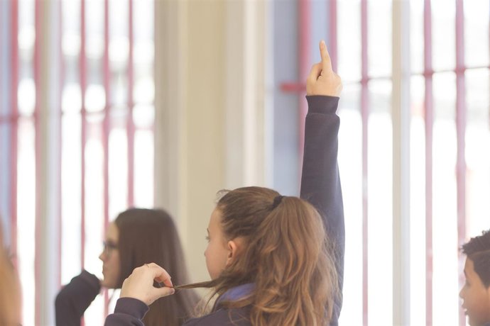 Colegio, escuela, aula, primaria, clase, niño, niña, niños, estudiando