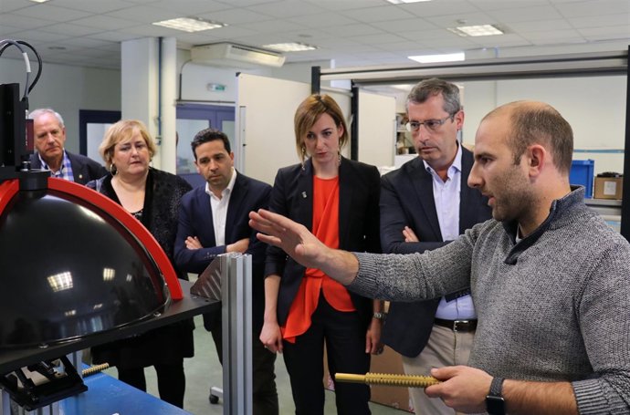 Olano y representantes del Gobierno foral en Arrasate