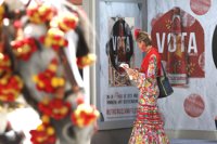 Cruzcampo anima a participar en su referendum en las calles de Sevilla durante la Feria de Abril