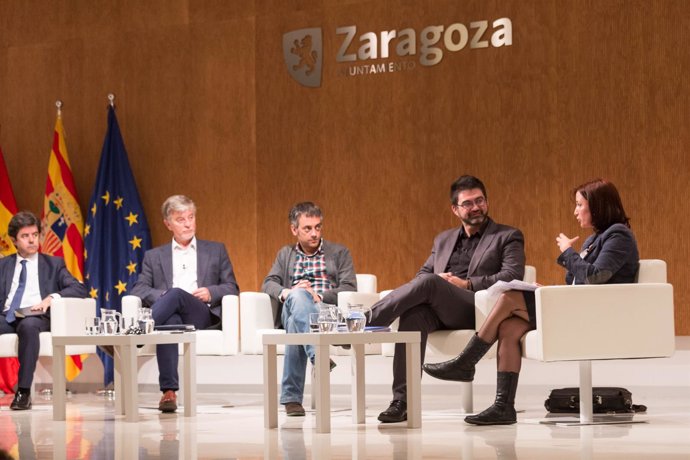 Mesa redonda en el encuentro de ayuntamientos en favor de los servicios públicos