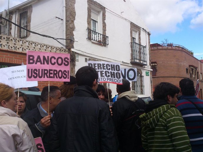 Veïns i membres de la Plataforma Antidesnonaments es concentren davant la casa