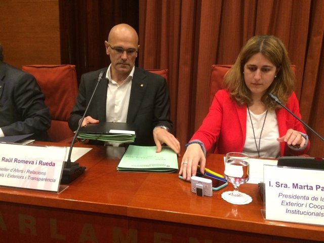 El conseller de Exteriores, Raül Romeva, y Marta Pascal