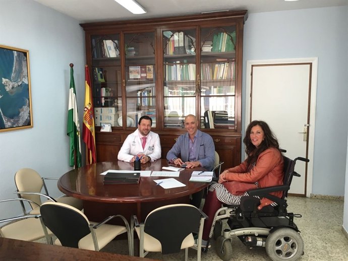 La dirección del Puerta del Mar con colectivos de personas con discapacidad 