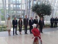 El Rey visita en la Torre Iberdrola la muestra 'La memoria recobrada. Huellas en la historia de EEEU'