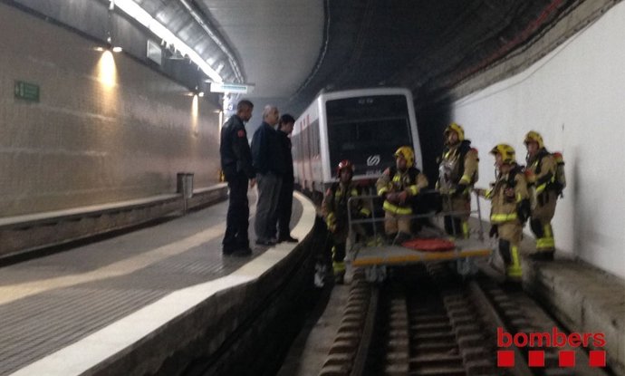 Ejercicio de Bomberos en una línea de FGC en Viladordis