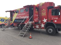 Diez dotaciones de Bomberos continúan en Arganda moviendo materiales y refrescando tras el incendio