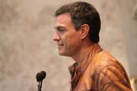 Pedro Sánchez tiende la mano a su "querido" Patxi López, "desde la humildad", para "compartir camino"