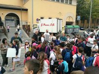 Unos 150 alumnos participan en un taller para conocer el comercio de proximidad en la zona del mercado del Olivar 