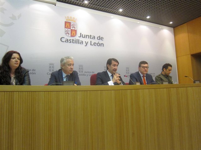 El consejero y responsables de la Junta, patronal y sindicatos.            