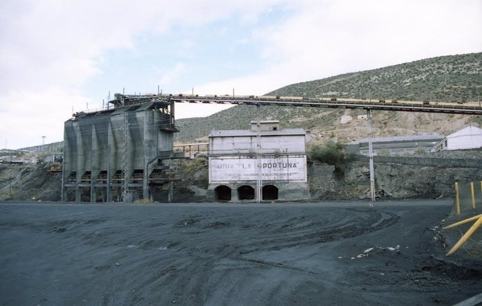 Térmica de Andorra con carbón delante