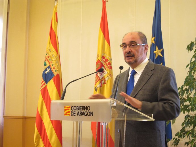 El presidente de Aragón, Javier Lambán, atendiendo a los medios en el Pignatelli