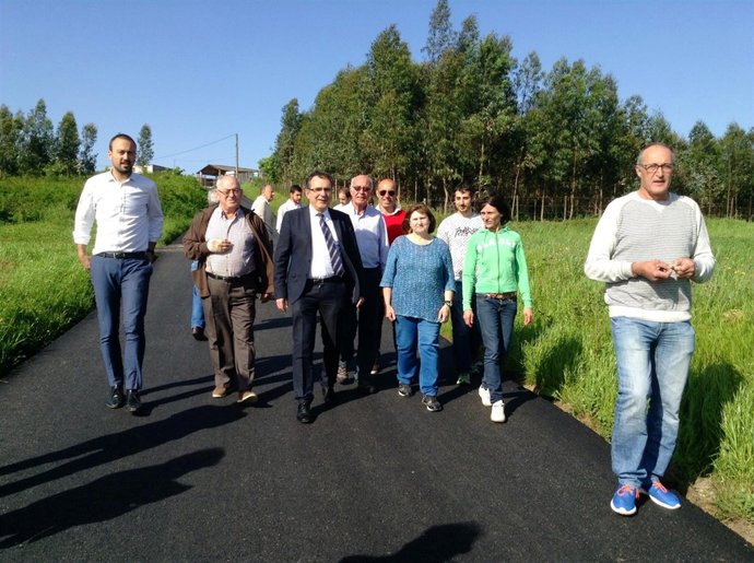 Visita a la actuación de asfaltado de la carretera al cementerio de Barreda