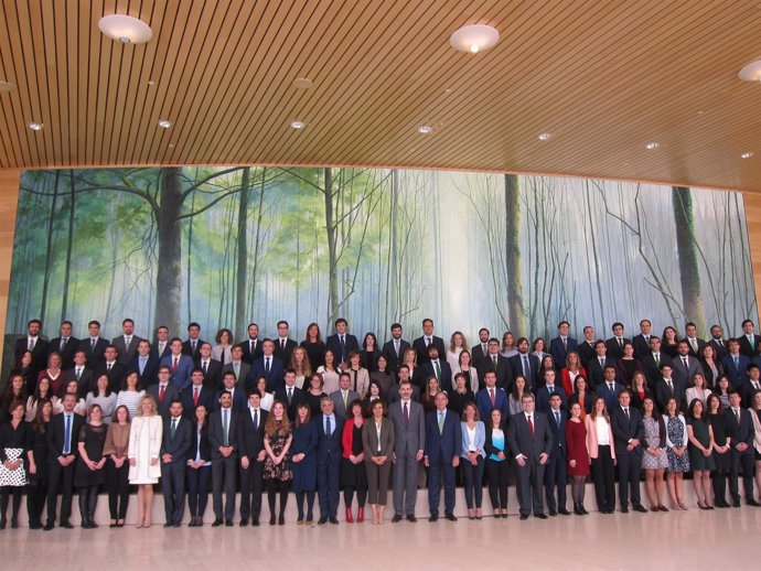  El Rey Con Galán Y Jóvenes Trabajadores De Iberdrola                           