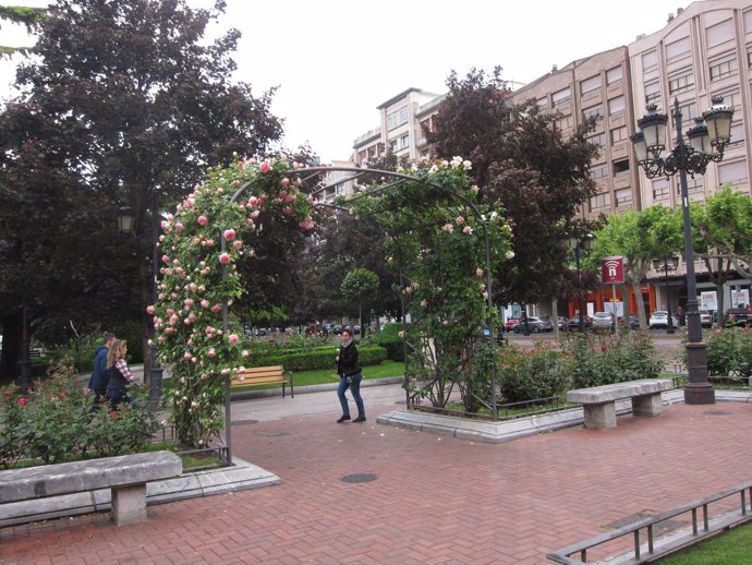 Flores y arbolado urbano en El Espolón de Logroño