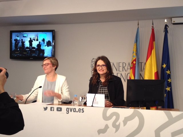 La vicepresidenta Mónica Oltra junto a la consellera Maria José Salvador. Pleno.