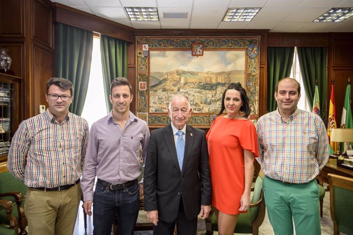 La nueva directiva de AJE junto al presidente de Diputación, Gabriel Amat.