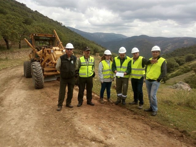 Visita a los trabajos para la mejora y mantenimiento de caminos forestales.