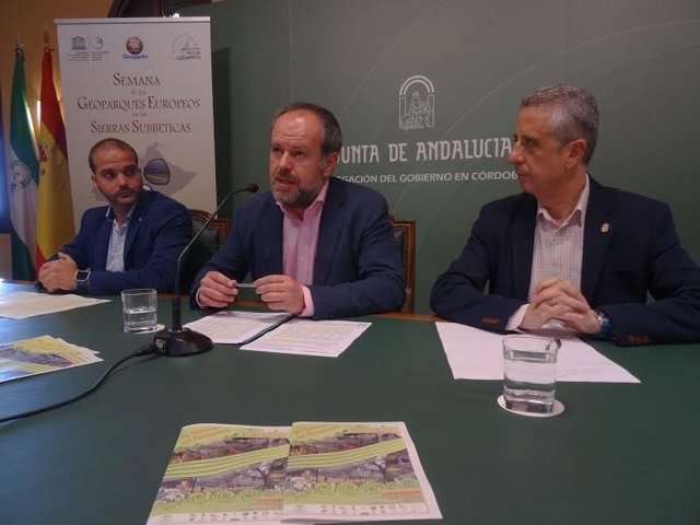 Algar (centro) presenta las actividades