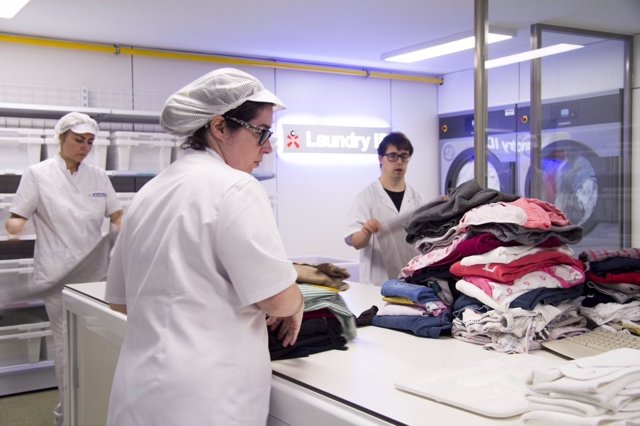 Trabajadores con discapacidad intelectual en la lavandería 'Laundry ID'