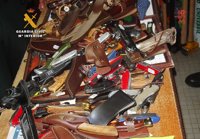 Sorprendido cuando robaba en una ferretería de Reinosa armas blancas valoradas en 6.000 euros