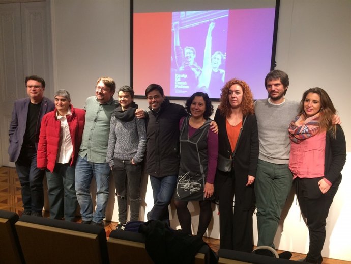 Xavi Domènech amb membres de la candidatura EnComúPodem