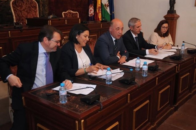 El presidente de la Diputación, Antonio Ruiz, (centro) durante la junta general
