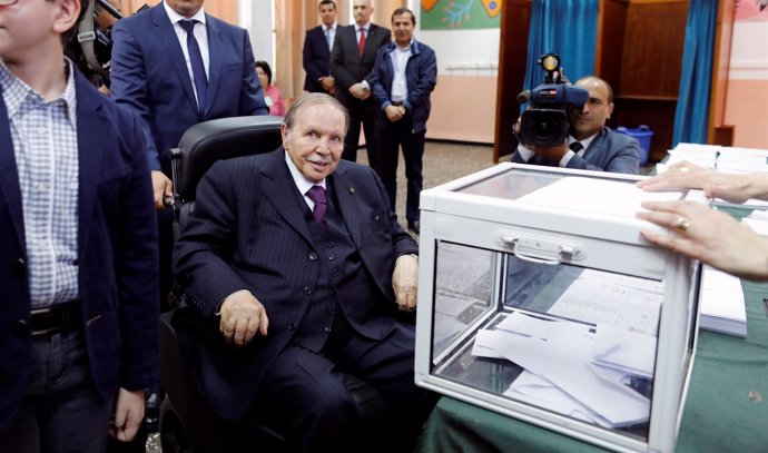 Abdelaziz Bouteflika vota en las elecciones parlamentarias